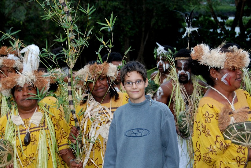 31- Bastien et les danseuses de pilou.JPG